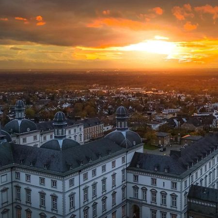 Althoff Grandhotel Schloss Bensberg Bergisch Gladbach Exteriér fotografie Aerial view of the town