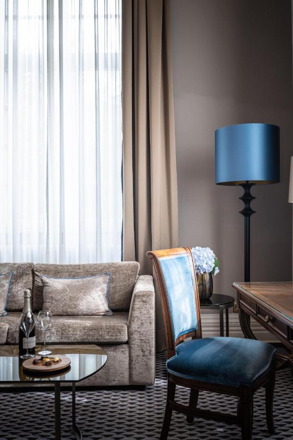 Althoff Grandhotel Schloss Bensberg Bergisch Gladbach Exteriér fotografie A living room with a blue lampshade