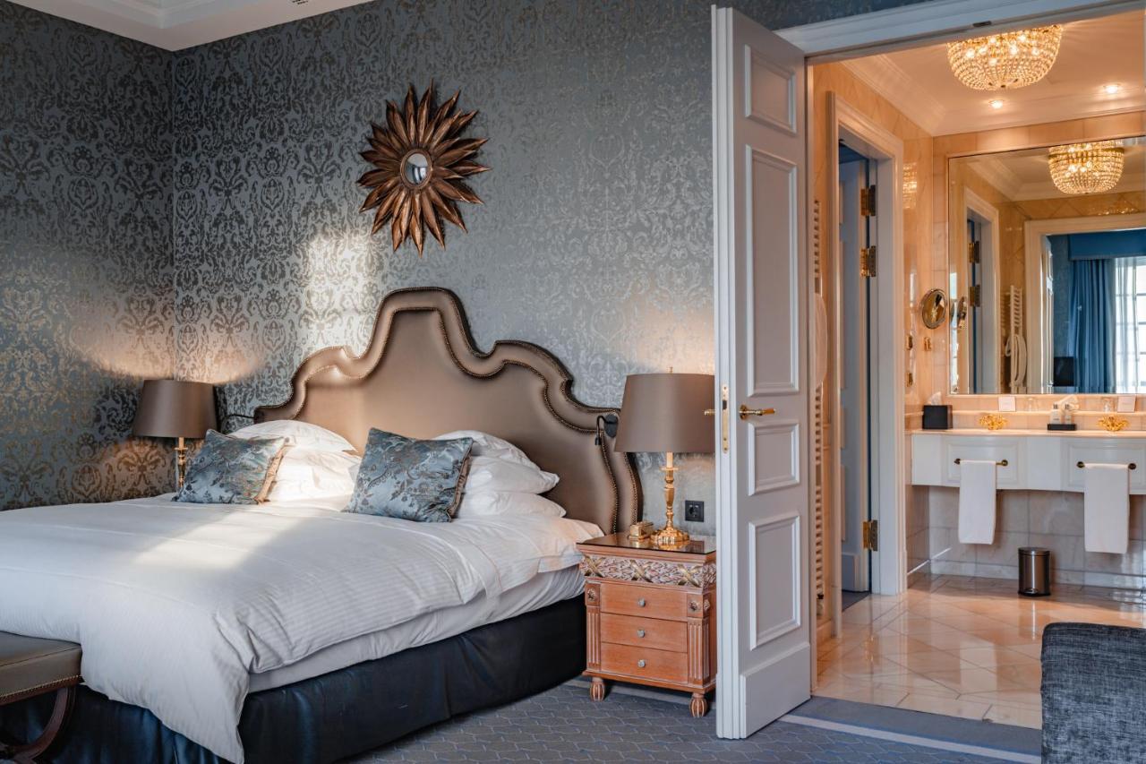 Althoff Grandhotel Schloss Bensberg Bergisch Gladbach Exteriér fotografie A bedroom at the hotel