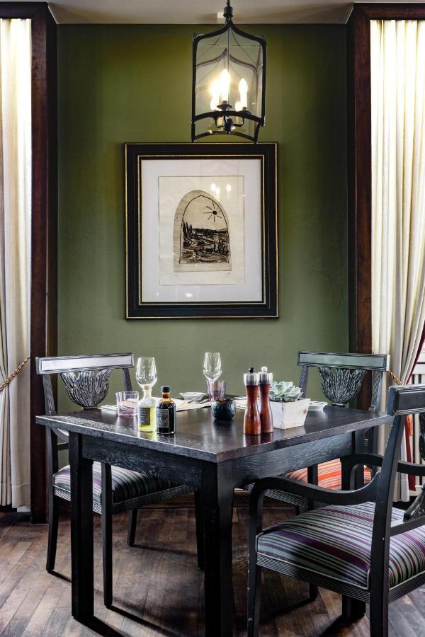 Althoff Grandhotel Schloss Bensberg Bergisch Gladbach Exteriér fotografie A wine tasting at a winery in Napa Valley, California