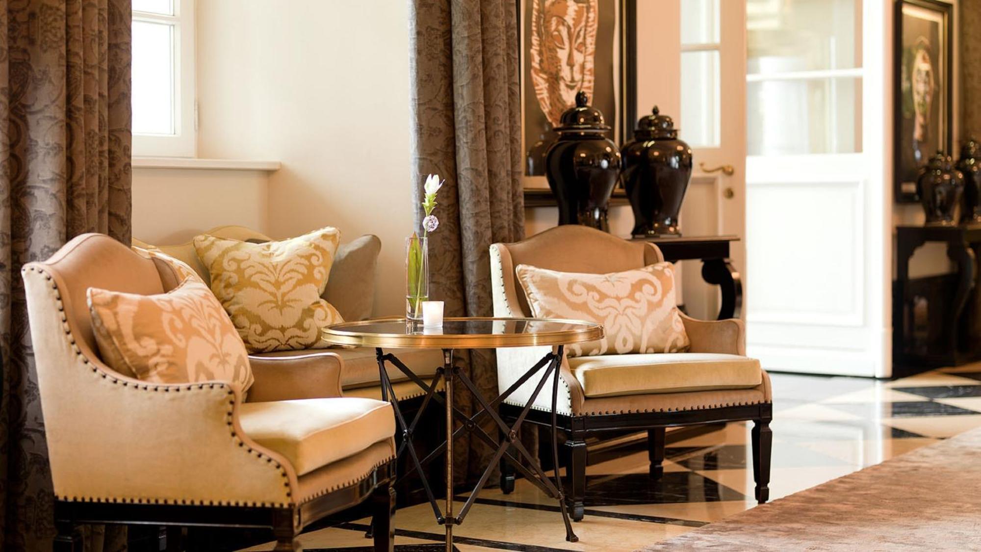 Althoff Grandhotel Schloss Bensberg Bergisch Gladbach Exteriér fotografie A seating area in the lobby
