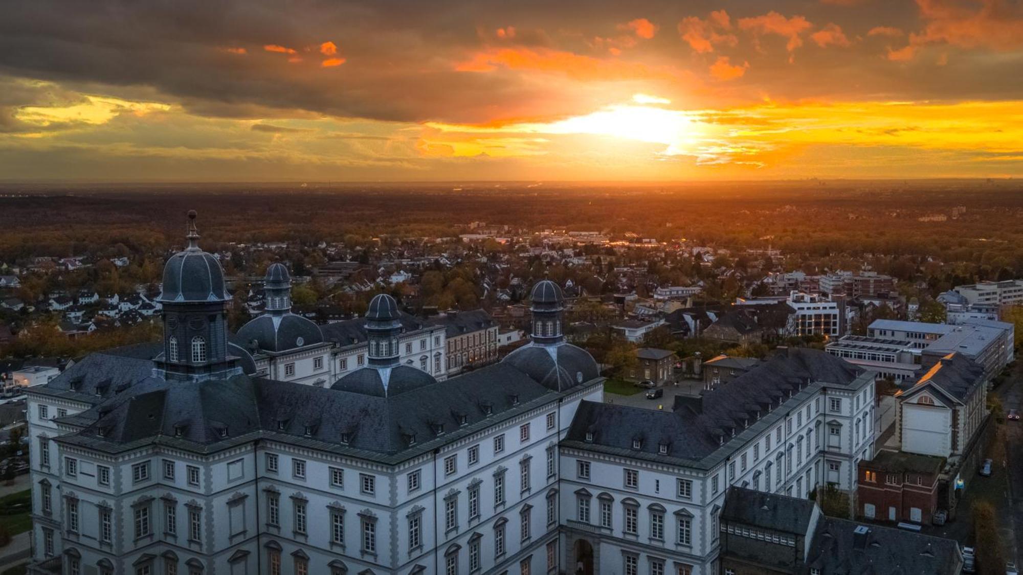 Althoff Grandhotel Schloss Bensberg Bergisch Gladbach Exteriér fotografie Aerial view of the town